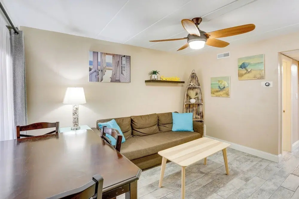 Wildwood Condo w/ Community Pool: Walk to Beach!