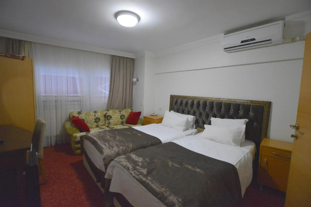 Palace Point Hotel