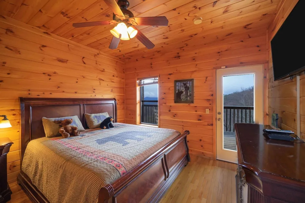 Smokerise Lodge by Heritage Cabin Rentals