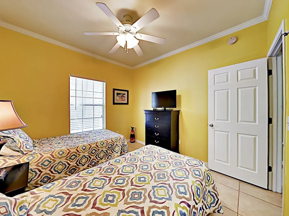 Ranch-style W/ Pool & Screened Patio 3 Bedroom Condo