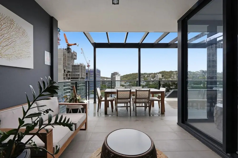 Luxe Beachfront 2-bed With Gym, Pool & Views