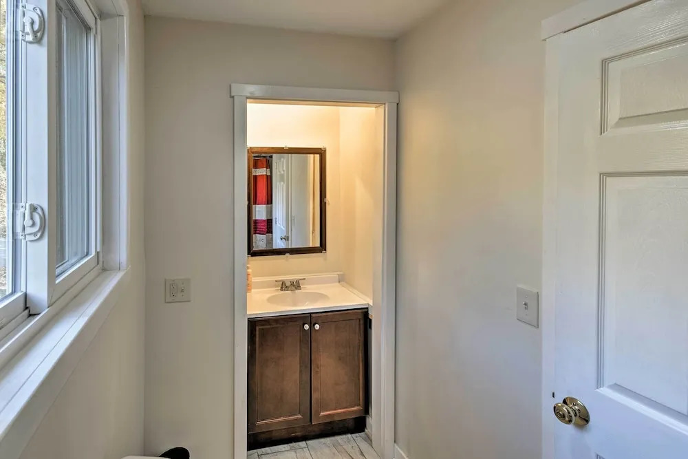 Cozy Apt by ITS 85 Trail, ½ Mi to Lake Wassookeag!