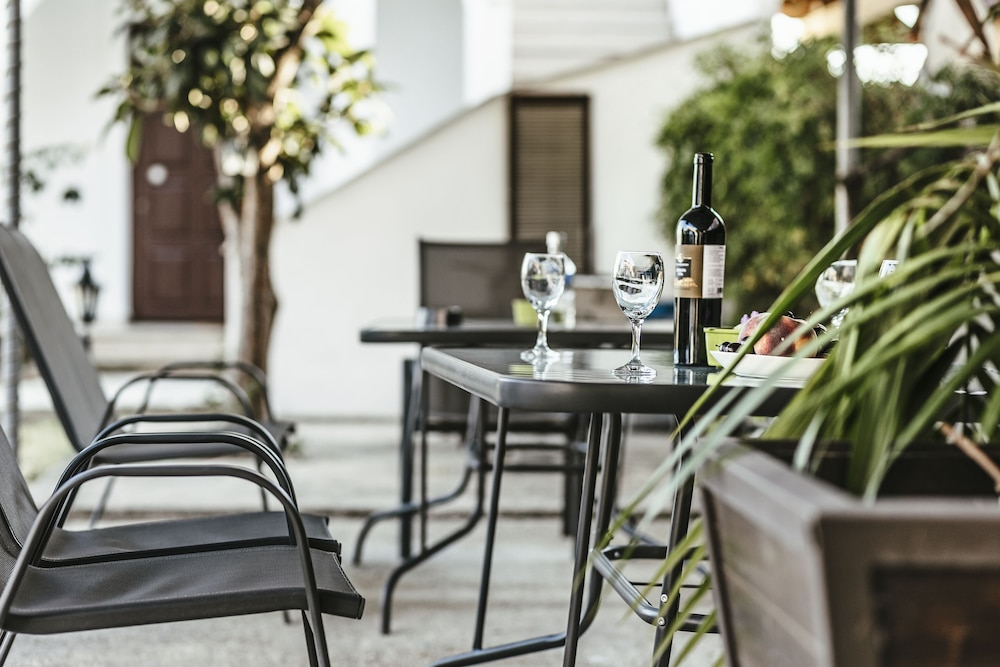 Nikolouzos Sunny Estate