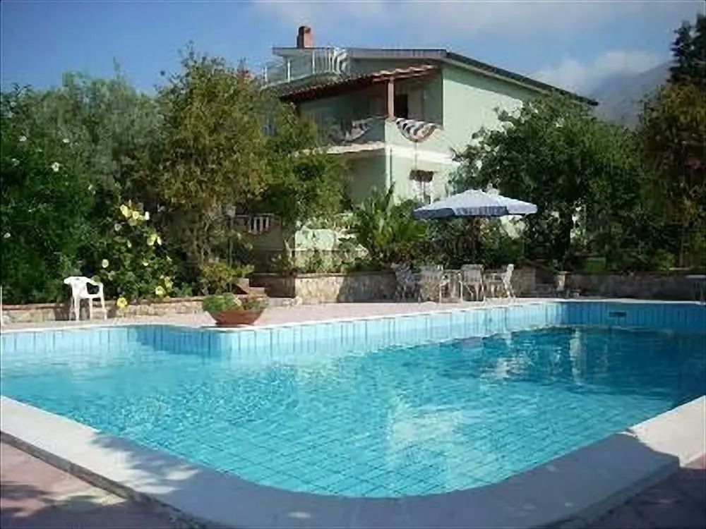 Panoramic Apartment in Villa With Pool and Garden Wi-fi