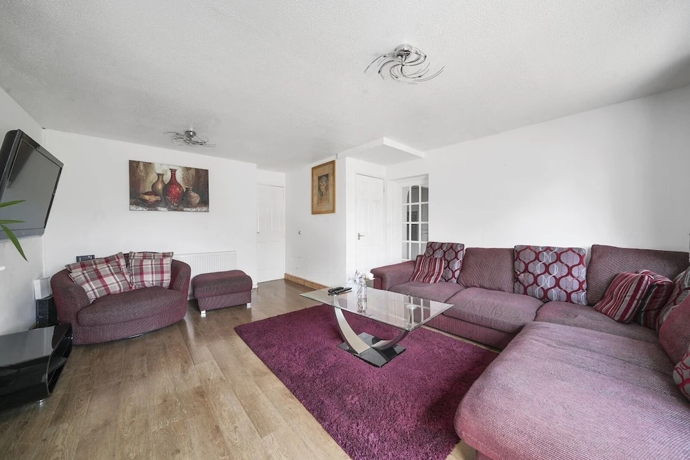 House - Sleeps 8 & on-site parking