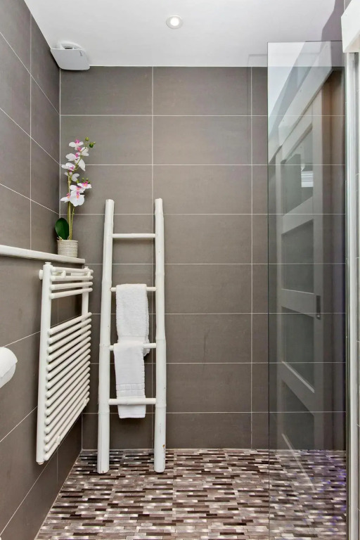 Ultra Modern, West End Village, Refurbished basement appt