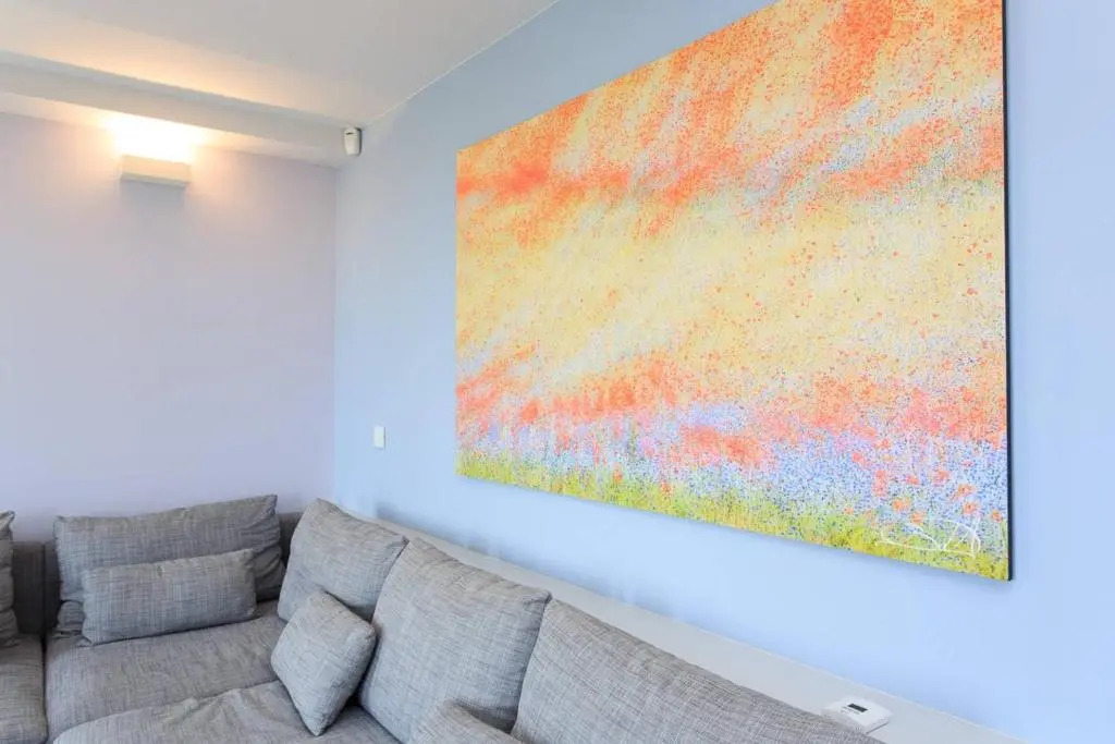 Pure & Chic 2beds/2baths in Centre!