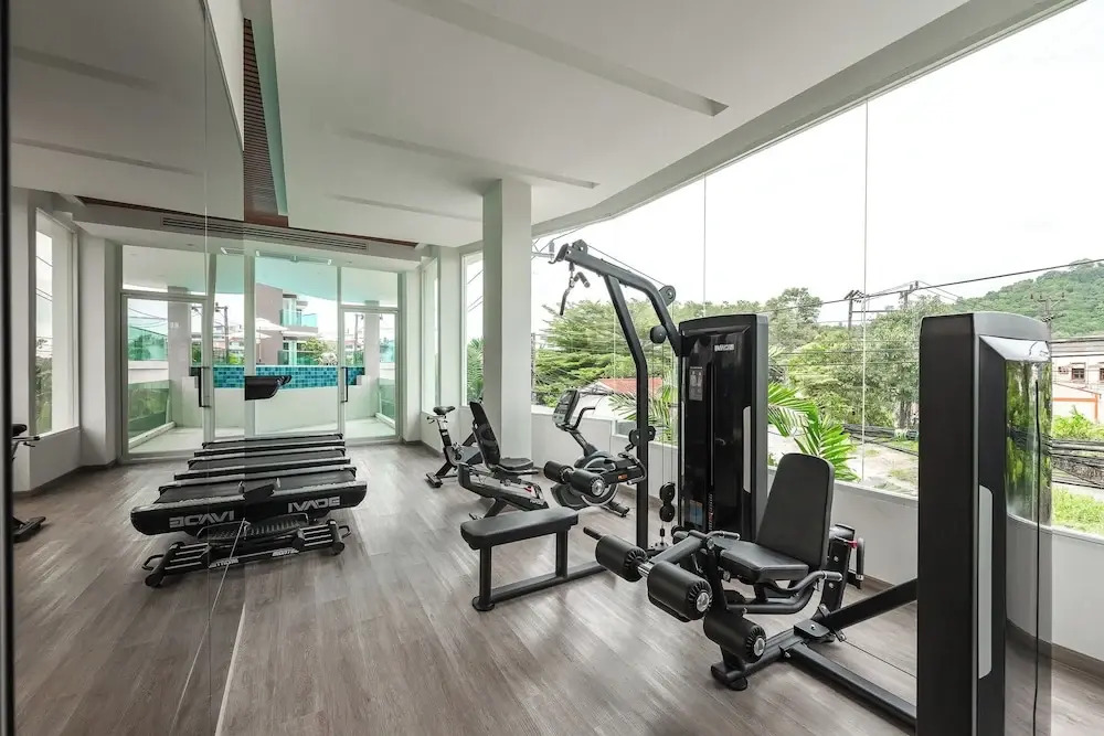 1BR Pool Gym Game Room C220