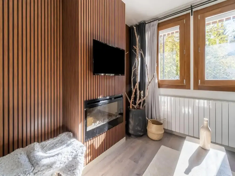 Stone Chalet Near Benasque and Scenic Lake