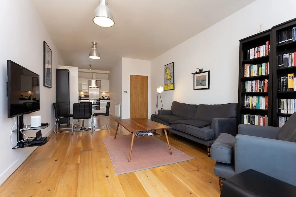 2 Bedroom Apartment in West Hampstead With Balcony