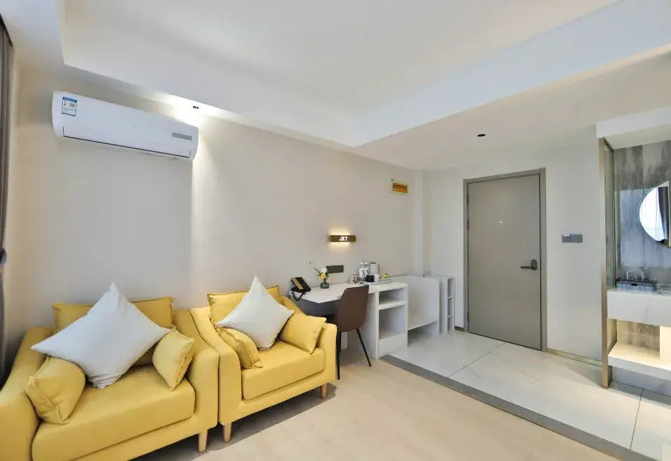 Holiday Inn Golden Hyatt (Yanji Yanbian University Department Store)