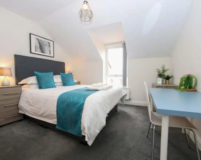 No11 Luxe Living Guest House-Sleeps 6-Family Friendly-Private Parking-Wifi-City-Beach