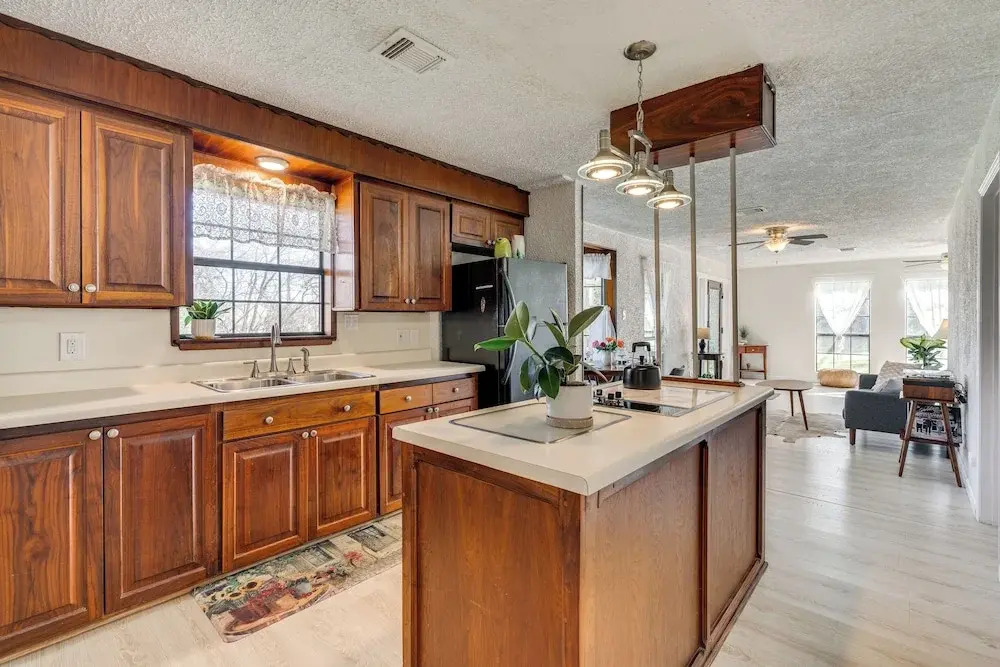 Charming Austin Home on 2 Acres: BBQ & Yard!