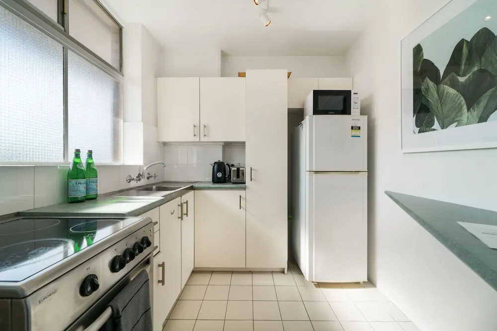 Bright And Sunny Studio Apartment