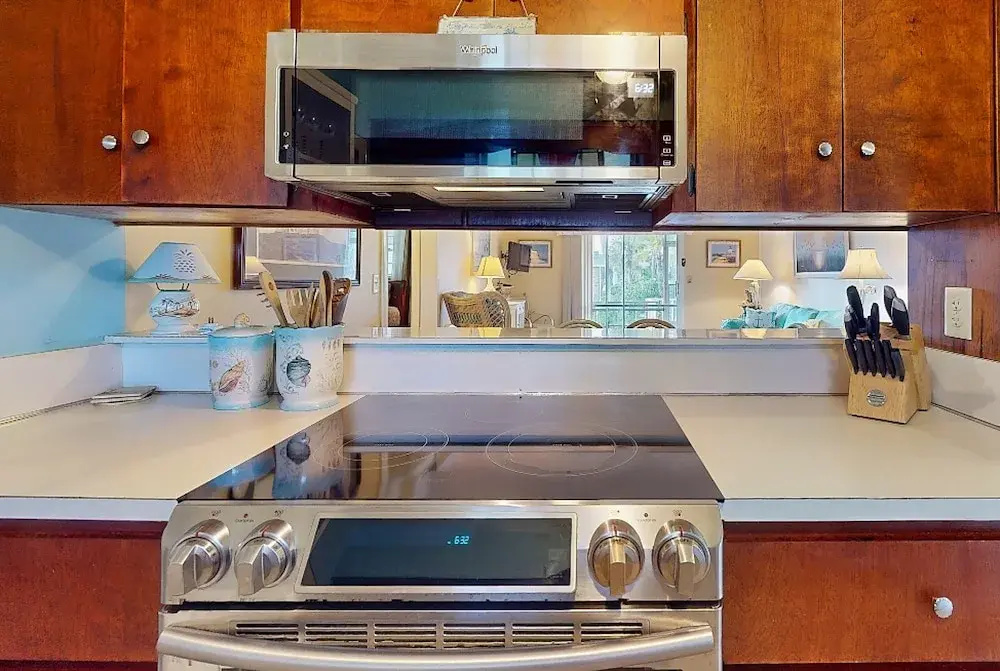 Cozy Condo With Balcony, Walking Distance to Conch House and Wifi