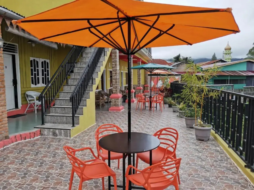 WISMA SUNRISE GUEST HOUSE 10 minutes by walking to the big fruit market in Berastagi