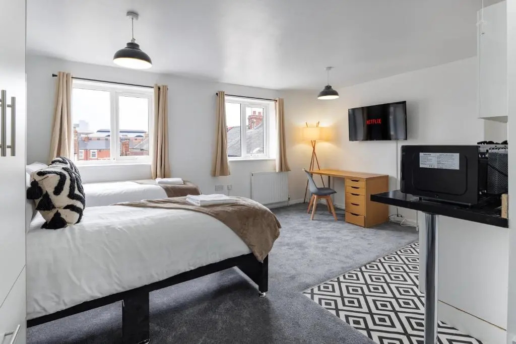 City Centre Studio 9 with Kitchenette, Free Wifi and Smart TV with Netflix by Yoko Property