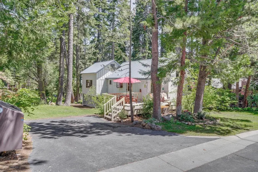 < 2 Blocks to Lake Tahoe: Family Home Near Skiing
