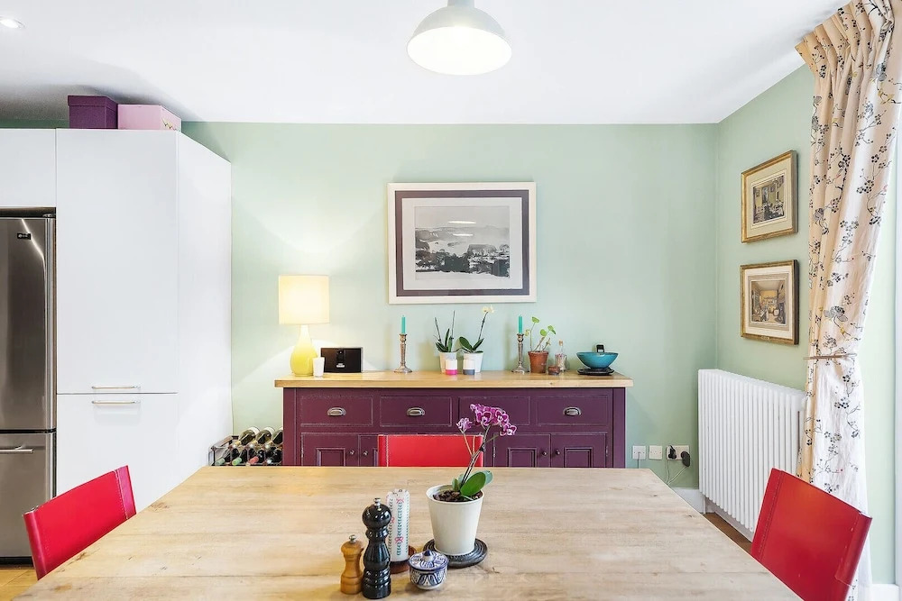 Colourful on Ormiston Grove