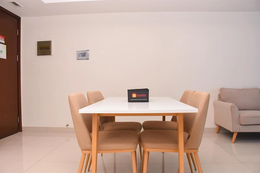 Modern And Comfortable 2Br At The Kensington Royal Suites Apartment