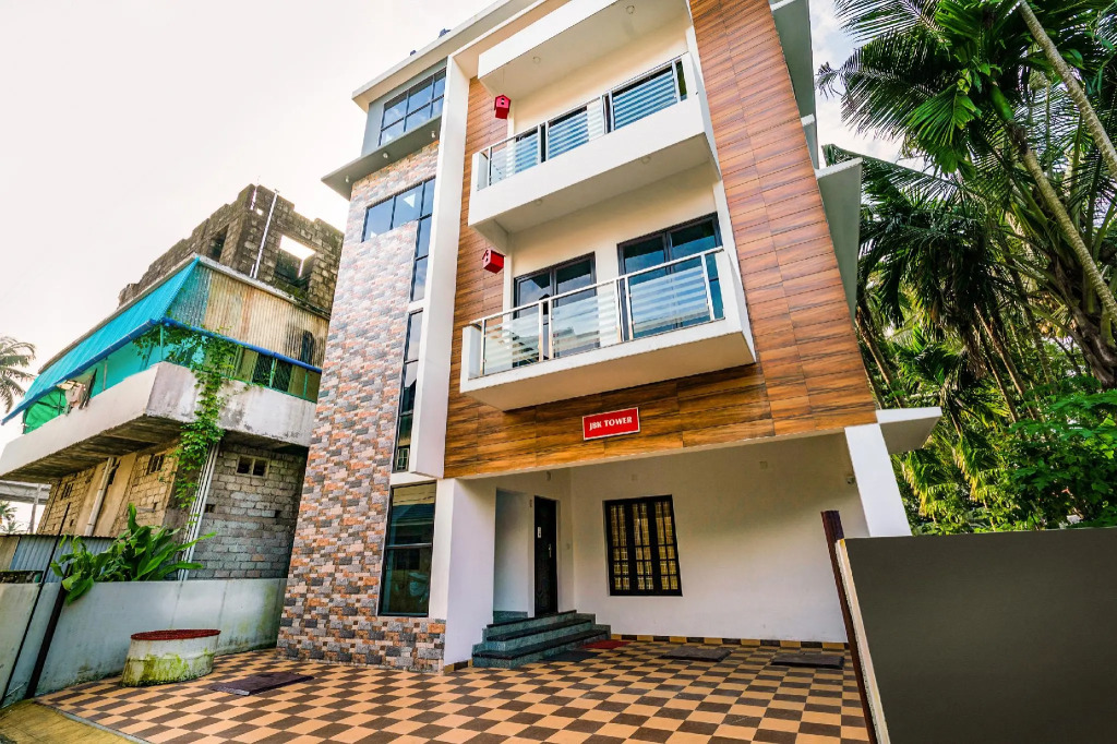 OYO 82919 Thykoodam Apartments
