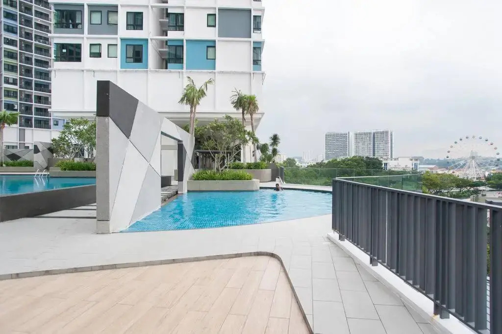iCity 1Bedroom Apt Near Mall FREE PARKING & WIFI