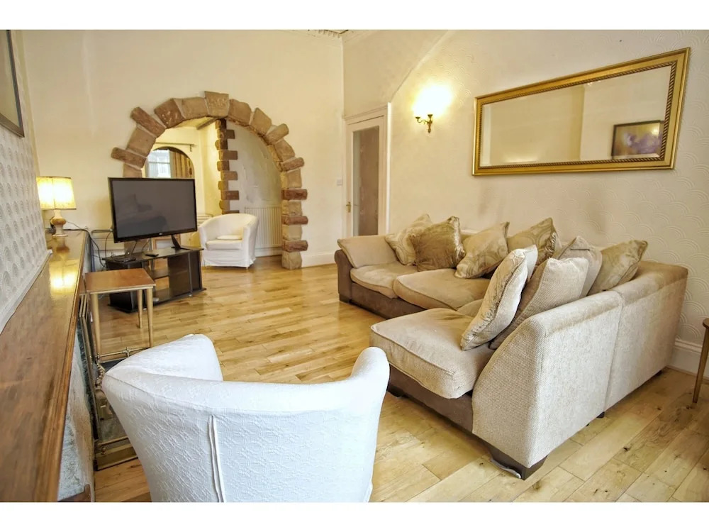 Spacious 2 Bedroom Flat, Leith Walk