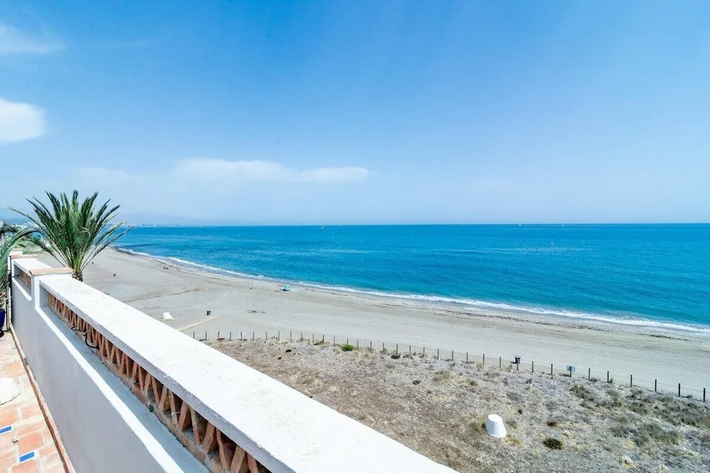 Lap- 3 bed Apartment on the Beach. Families Only