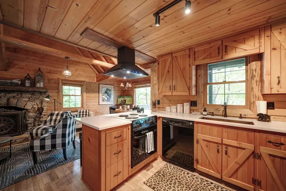 The Guest House Historic Cabin in Big Canoe