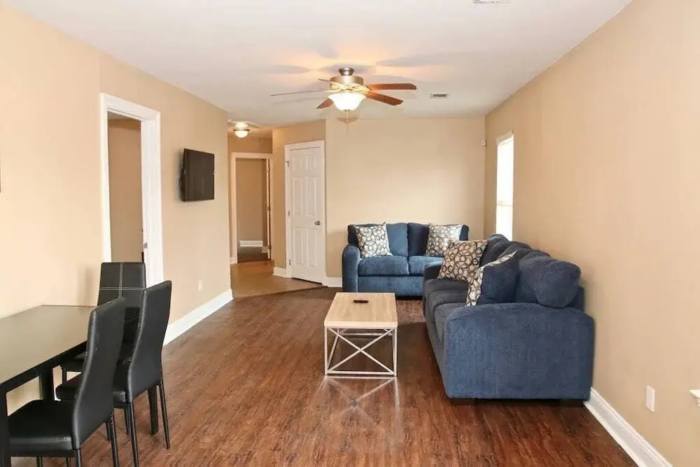 Lasalle 1d/2d · Spacious Unit Great for Groups in Gated Complex!