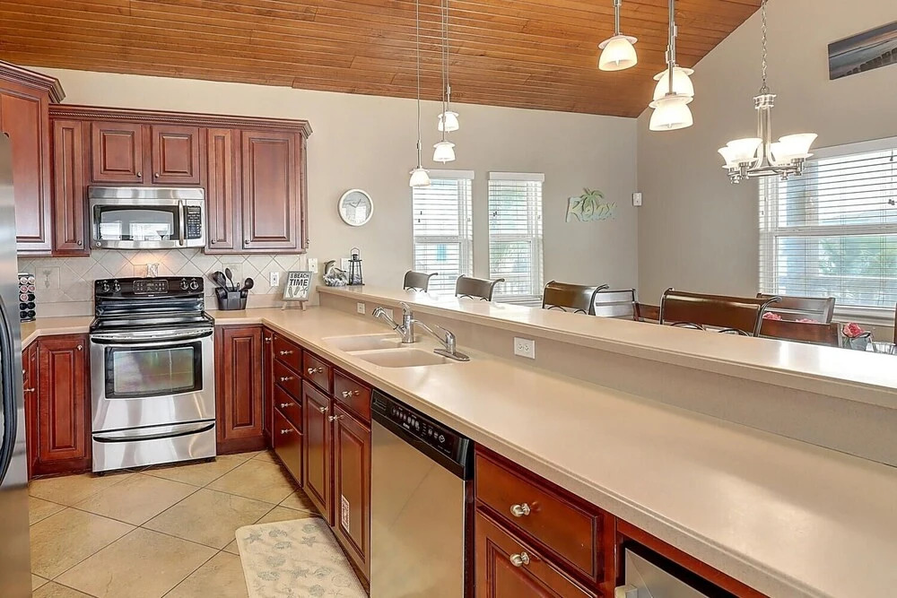 Twin Dolphin Cove 4 Bedroom Home by Redawning