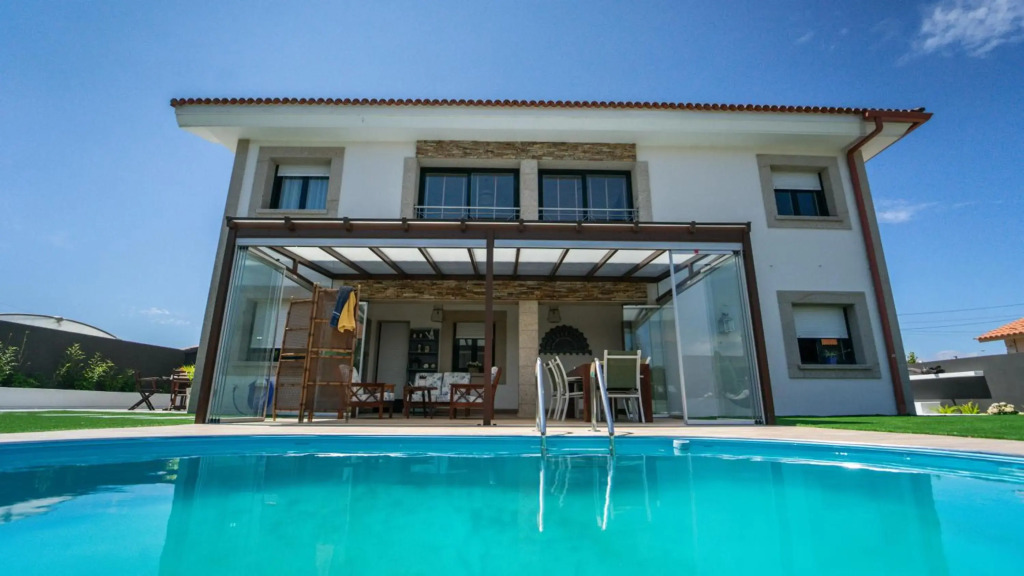 Villa con piscina cerca de la playa