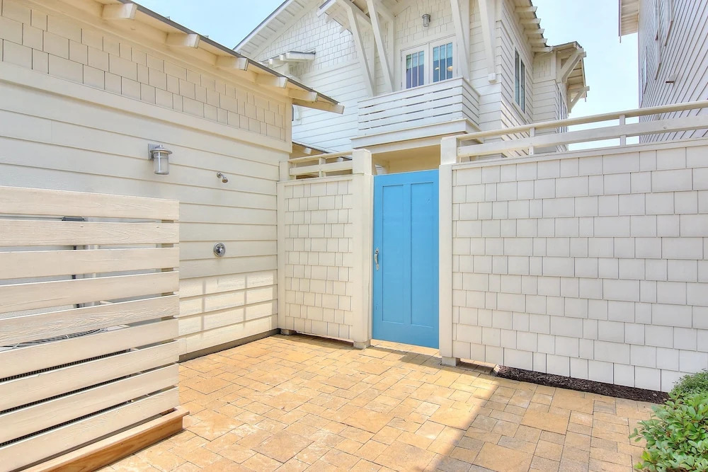 Spacious 4br/3ba W/ 2 Pools & Boardwalk To Beach 4 Bedroom Home
