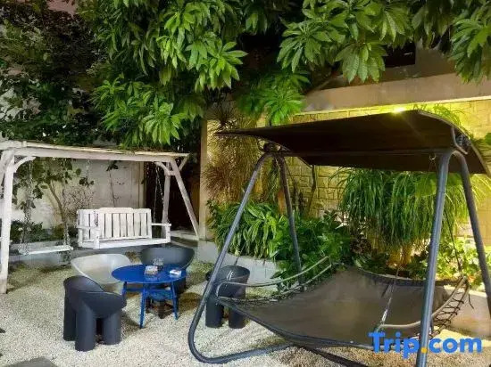 Weixi Homestay (Mangshi Square)