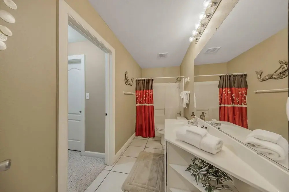 Spacious Condo on the bay Indoor Outdoor Pool