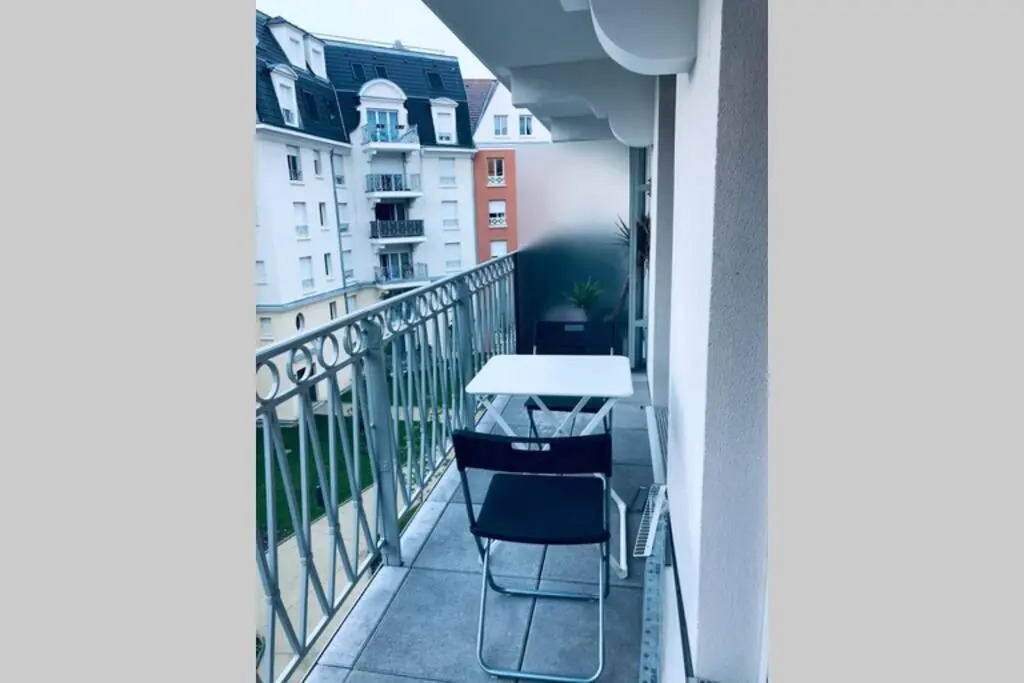 Apartment in Paris Suburb, 15 minutes to center.