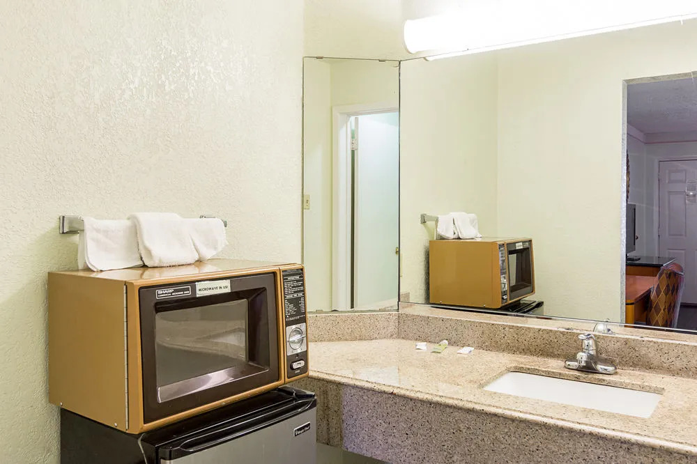 Rodeway Inn & Suites