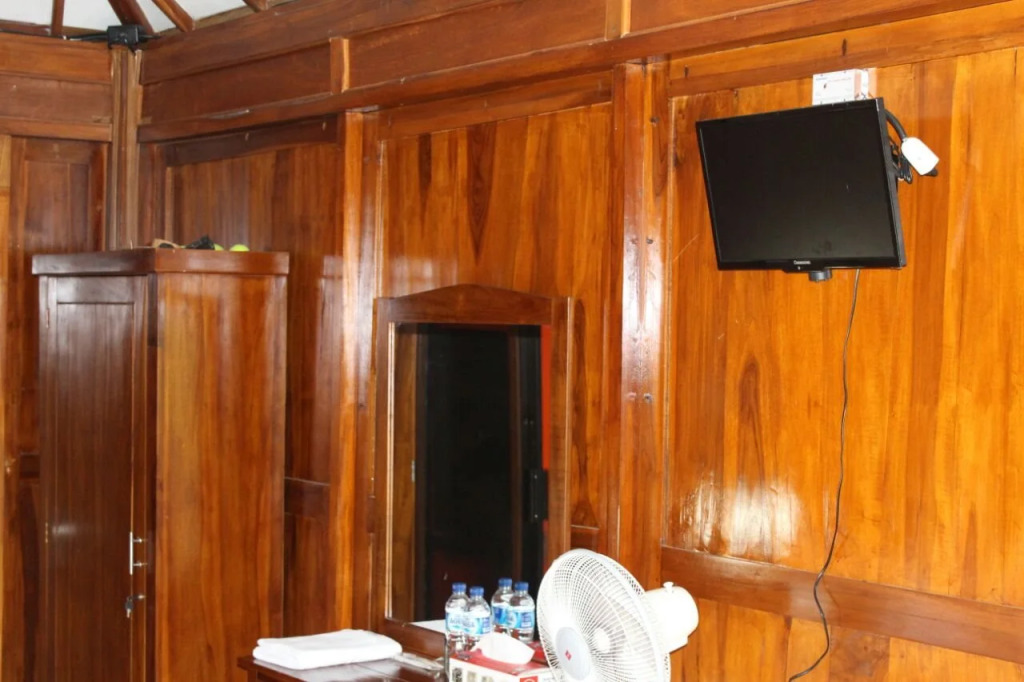Rumah Kayu Pinggir Kali