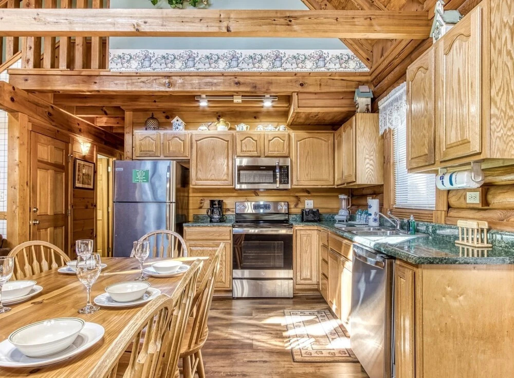 ER92 - Virginias Villa - Great location! Close to all the action! cabin