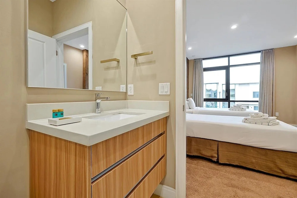 Spacious Luxury 4BR Suite Near Disney