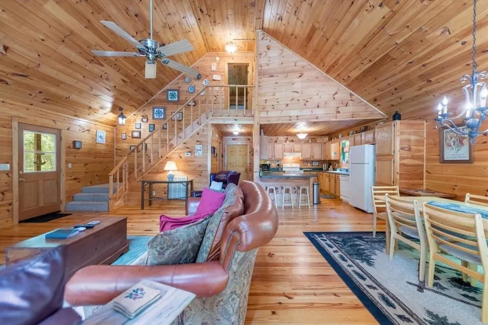 Elliotts Hideaway Adorable Cabin Fire pit hot tub Deck pet Friendly Wifi