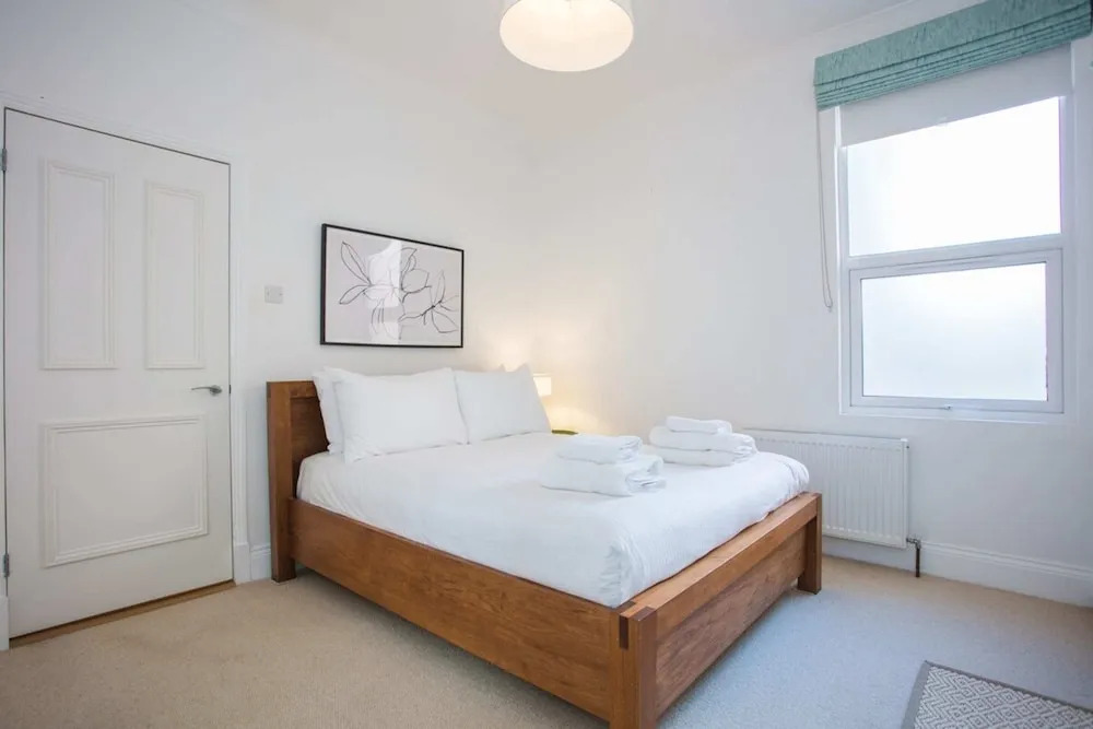 Stylish & Modern 3 Bed Flat in NW London With Garden