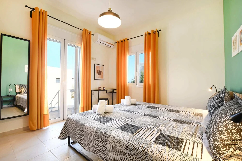 Art Garden house - 500m from the Beach
