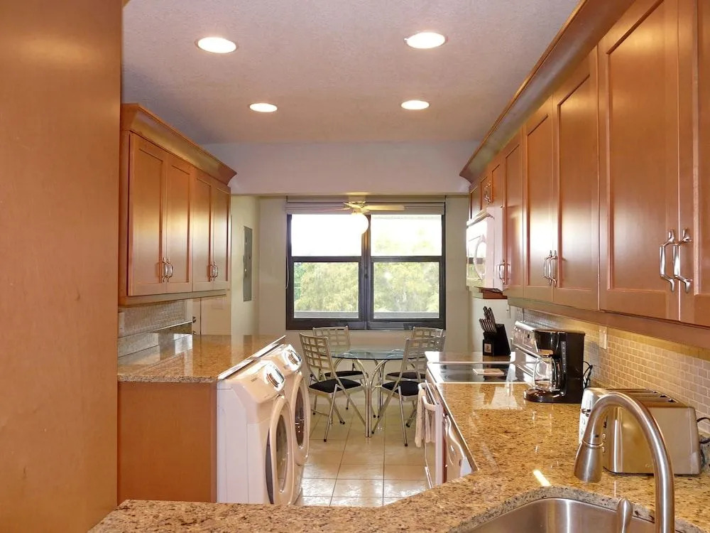 South end Condo With Pool/spa and Steps to Beach