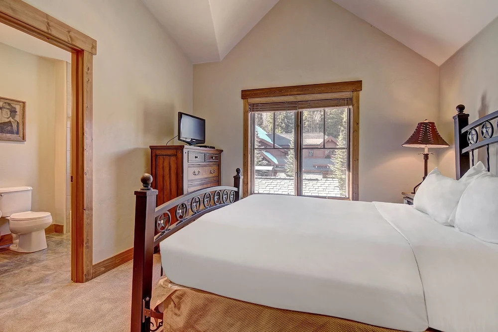 Premier 2-story Townhome Minutes From Winter Activities 3 Bedroom Townhouse by RedAwning