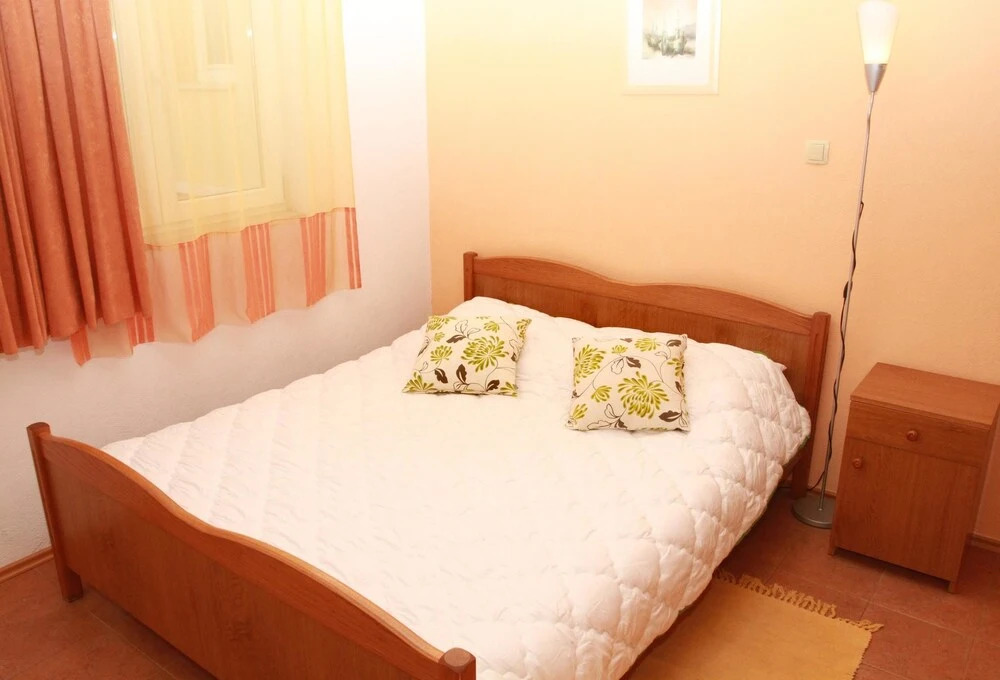Apartment With one Bedroom in Okrug Gornji, With Enclosed Garden and W