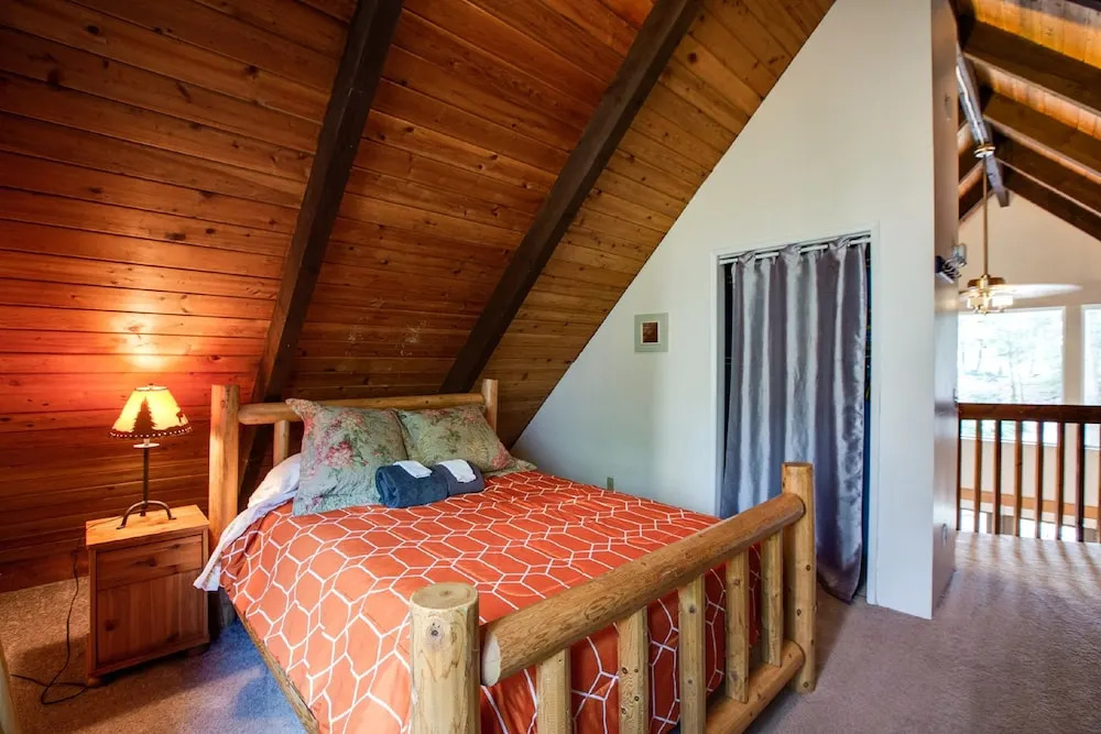 99MBR - Hot Tub - WiFi - Pets Ok - BBQ - Sleeps 6