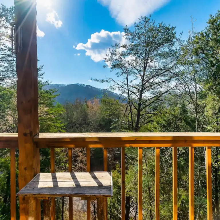 Minutes From Parkway I Private I Views I Hot tub