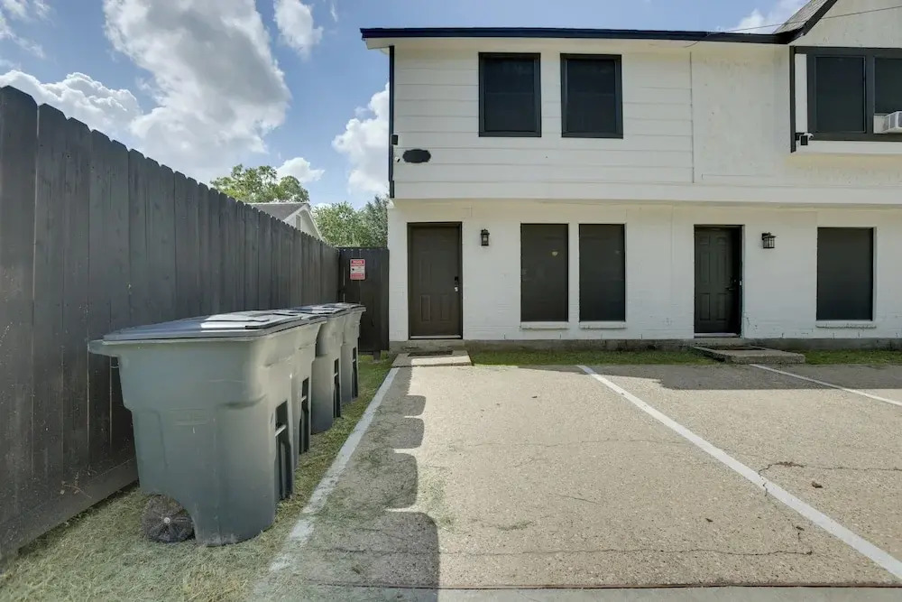 Pets Welcome! Humble Townhome 4 Mi to Airport