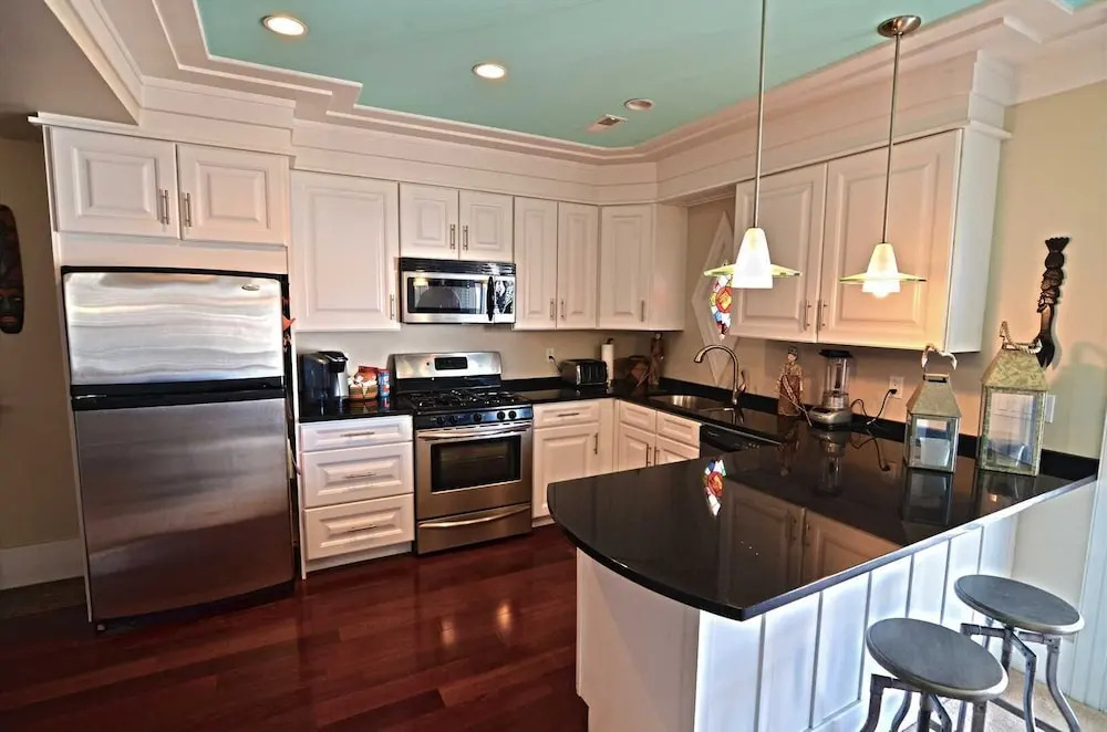 Blocks To America's Favorite Beach! 3 Bedroom Condo